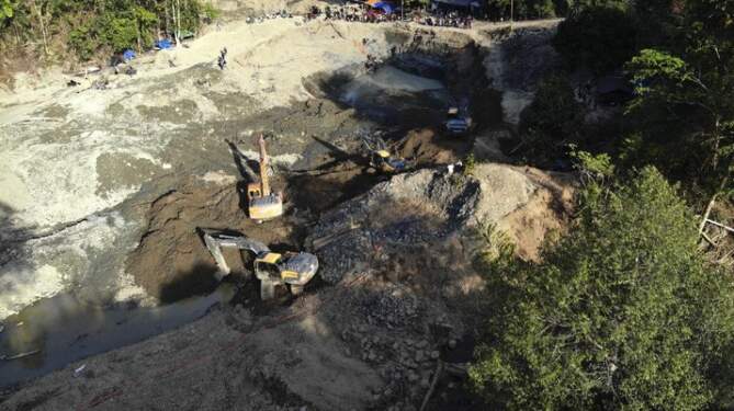 Foto: Tambang Emas Ilegal di Sulteng Longsor. (AP/M. Taufan)