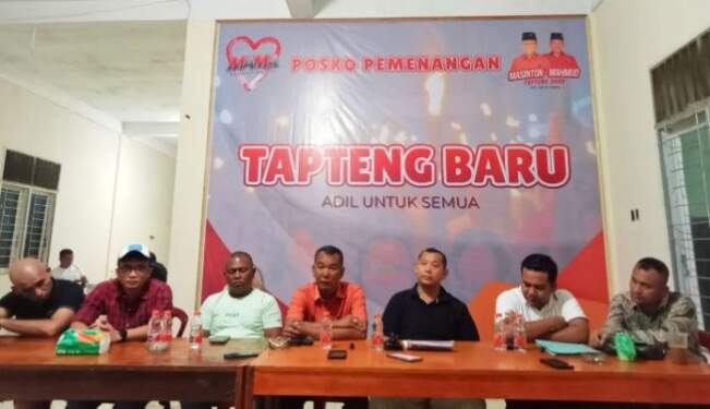 Foto: Joko Pranata Situmeang dan tim saat konferensi pers di center Tim Pemenangan Masinton-Mahmud.