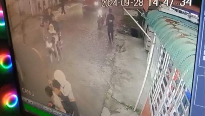 Foto: Tangkapan layar CCTV remaja bersajam mengendarai sepeda motor tawuran di Jalan di Kisaran.