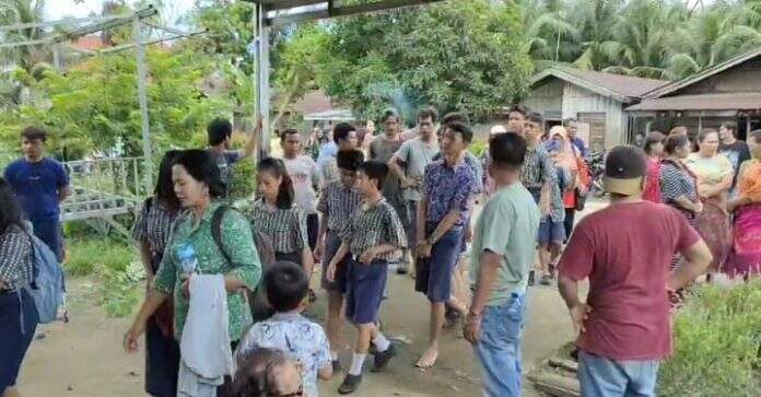 Foto: Teman-teman korban dan guru SMP Negeri 1 STM Hilir mendatangi rumah duka. Namun pihak keluarga menolak kehadiran guru honor yang menghukum korban squad jump 100 kali.