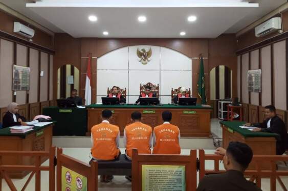 Foto: Tiga terdakwa narkotika mengikuti persidangan di Pengadilan Negeri Bireuen, Aceh, Kamis (26/9/2024). ANTARA/HO-Kejari Bireuen