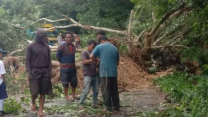 Foto: Jalan lintas Gunung Meriah tertimbun lomgsor dan lumpuh.