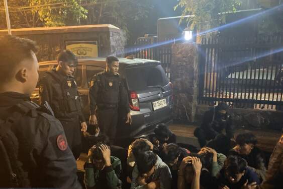 Foto: Tim Patroli Presisi Direktorat Samapta Polda Sumut menangkap anggota geng motor di Medan, Selasa (17/9/2024).