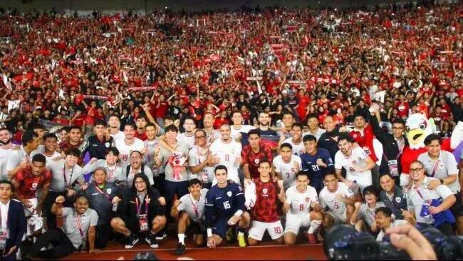 Foto: Pemain, tim pelatih dan ofisial Timnas Indonesia foto bersama dengan latar belakang suporter di Stadion Gelora Bung Karno (GBK), Senayan, Jakarta, Selasa (10/9/2024) malam.© Kompas.tv/Rizky Ade Saputro