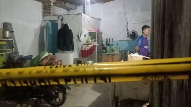 Foto: Polisi melakukan olah TKP dugaan pembunuhan. (Foto: iNews/Adi Palapa Harahap)