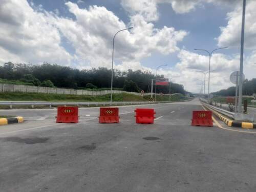 Foto: Pintu Tol Sinaksak dipasangi rambu tanda ditutup.