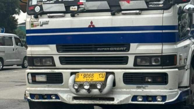 Foto: Truk Mitsubishi Fuso yang menabrak mobil sedan di depannya di pintu tol keluar Amplas.