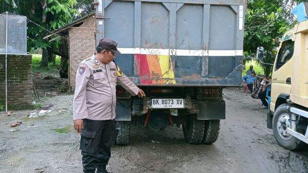 Foto: Petugas Polsek Firdaus menunjuk mobil truk yang menyenggol kabel listrik.