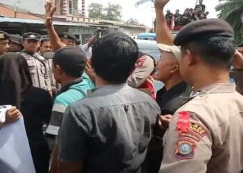 Protes Jalan Rusak, Ratusan Warga Asahan Tutup Jalan Kisaran-Simalungun
