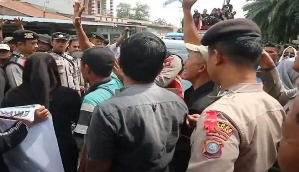 Foto: Ratusan warga dari empat kecamatan di Kabupaten Asahan, Sumatera Utara, menggelar unjuk rasa dengan menutup akses Jalan Provinsi Kisaran-Simalungun di Desa Gedangan pada Kamis (12/09/2024). Foto: iNews/Ulil Amri