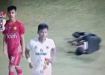Wasit Sepakbola PON Terkapar Dihajar Pemain