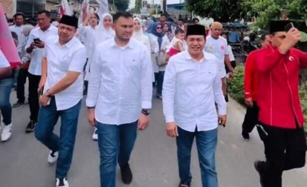 Foto: Zahir (dua dari kanan) saat mendaftar ke KPU Batu Bara. (foto: Screenshoot)