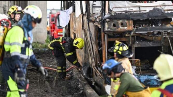 Foto: Kondisi bus sekolah yang terbakar di Thailand.