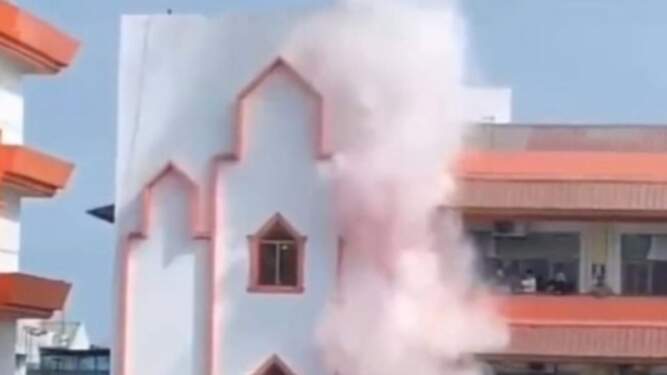 Foto: Asap membubung dari gedung Fakultas Hukum UMSU yang terbakar akibat korsleting listrik.