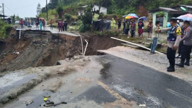 Foto: Jalan Sidikalang-Dolok Sanggul yang mengalami putus total. 