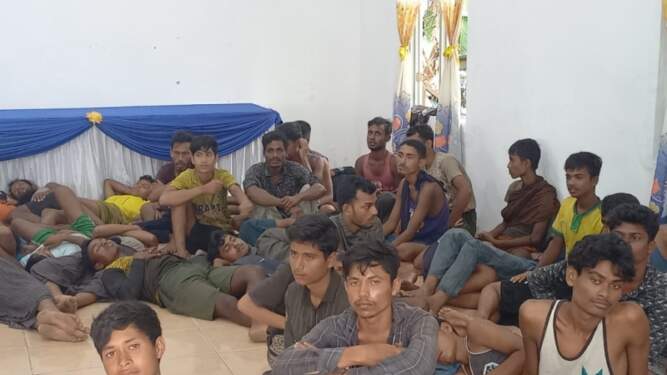 Foto: Beberapa pengungsi etnis Rohingya asal Myanmard, yang terdampar saat berada di Kantor Camat Pantai Labu.