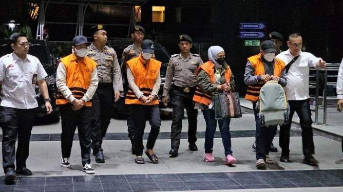 Foto: Empat orang tersangka kasus suap di wilayah Kalimantan Selatan tiba di Gedung Merah Putih KPK, Jakarta, Senin (7/10/2024).