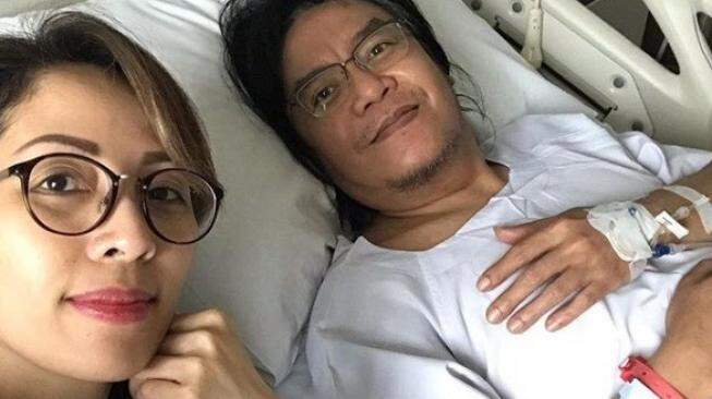 Foto: Ari Lasso dan istri.