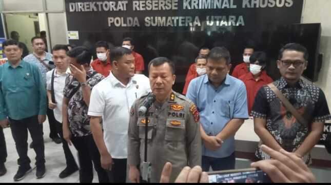 Foto: 8 pelaku pencurian brondolan kelapa sawit di Kabupaten Langkat diamankan polisi.