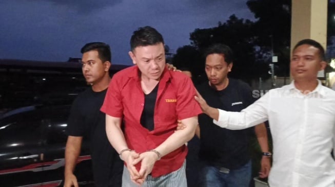 Foto: Joe Frisco Johan pelaku utama pembunhan Mutia (25) saat dihadirkan di Mapolda Sumut.