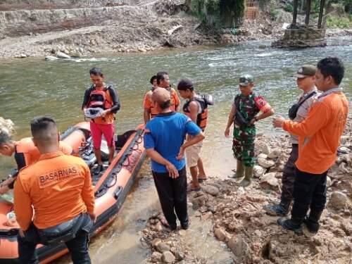 Foto: Petugas saat melakukan pencarian korban tenggelam di Sungai Aek Sibundong.