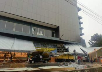 Foto: Heboh! Kanopi Suzuya Merdeka Mall Siantar Ambruk Timpa Mobil 4