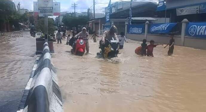 Foto: Kondisi banjir yang terjadi di ruas Jalan Jenderal Sudirman Kota Tebing Tinggi.