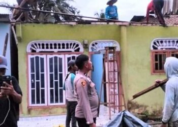 Foto: 3 Rumah di Batu Bara Rusak Diterjang Angin Kencang-Hujan Deras 2