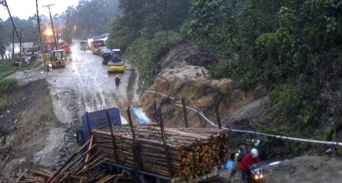 Foto: Kondisi Jalinsum di Batu Jomba yang rusak parah.