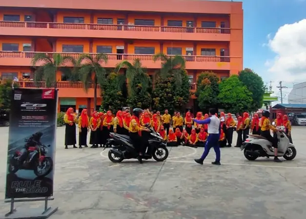 Foto: Edukasi bertemakan “ Bersama #cari_aman, Hidup Penuh Arti” yang dilakukan tim safety riding Honda dengan menyambangi SMA Nurul Amaliyah.(Istimewa)