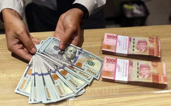 Foto: Nilai tukar rupiah bertengger di Rp15.615 per dolar AS pada Jumat (25/10) pagi. Mata uang Garuda melemah 31 poin atau 0,20 persen dari perdagangan sebelumnya.