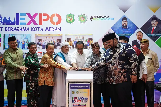 Foto: Plt Wali Kota Medan Aulia Rachman bersama pengurus FKUB dan unsur Forkopimda kota Medan menekanan tombol sirine saat pembukaan FKUB Expo 2024 di halaman Yuki Simpang Raya, Jalan Sisingamangaraja, Medan, Jum'at (18/10/2024) malam.(Istimewa)