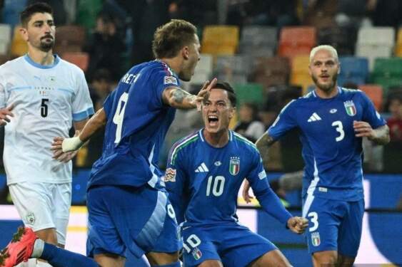 Foto: Davide Frattesi merayakan gol bersama pemain timnas Italia.