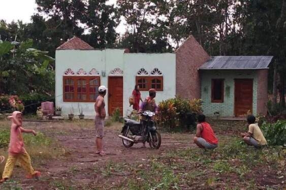 Rumah rusak akibat bencana angin puting beliung.