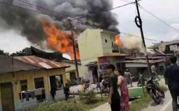 Foto: Empat rumah bersaudara di Toba terbakar.
