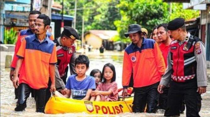 Foto: Tim gabungan evakuasi warga terdampak banjir di Kota Tebing Tinggi, Provinsi Sumut, Sabtu (12/10).