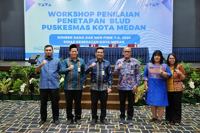 Foto: Asisten Administrasi Umum Setda Kota Medan Ferri Ichsan foto besama sejumlah kepala UPT Puskesmas di Hotel Grand Mercure, Medan, Jumat (18/10/2024).(Istimewa)