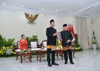 Foto: Wakil Presiden RI Gibran Rakabuming Raka Terima Buku Memori Jabatan 1