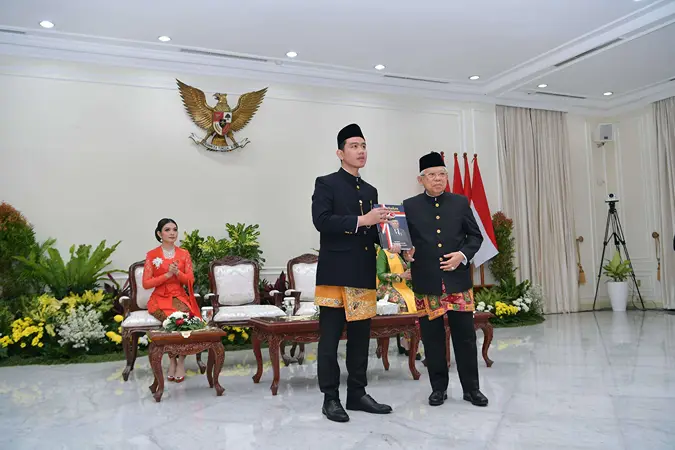 Foto: Wapres Gibran Rakabuming Raka saat menerima buku memori jabatan dari Wapres Ke-13 Ma'ruf Amin di Istana Wakil Presiden, Jakarta, Minggu (20/10/2024).(Istimewa)