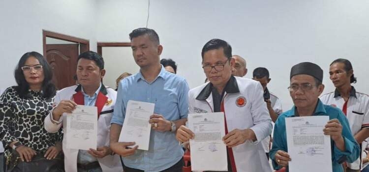 Dugaan Penistaan Agama, 3 Akun TikTok Dilaporkan ke Polda Sumut 1 Horas Bangso Batak memperlihatkan tanda bukti laporan polisi terhadap tiga akun TikTok, Selasa (22/10/2024).