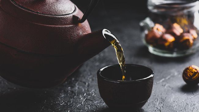 Foto: Ada banyak manfaat yang bisa didapat dari minum teh hitam pahit tanpa gula, mulai dari bikin fokus hingga cegah berbagai jenis penyakit.