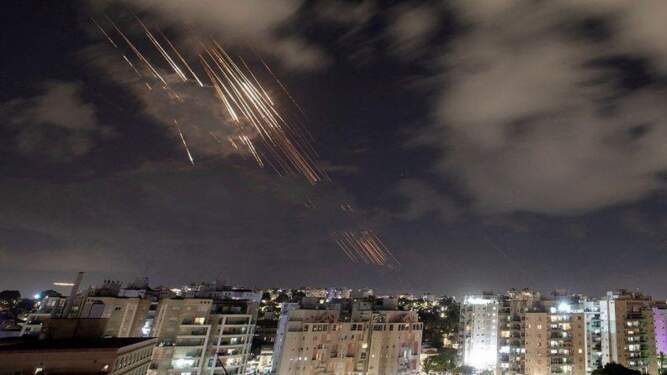 Foto: Militer Israel memastikan pada Rabu (2/10) bahwa rudal-rudal yang diluncurkan dari Iran pada Selasa malam berhasil menghantam pangkalan udaranya.
