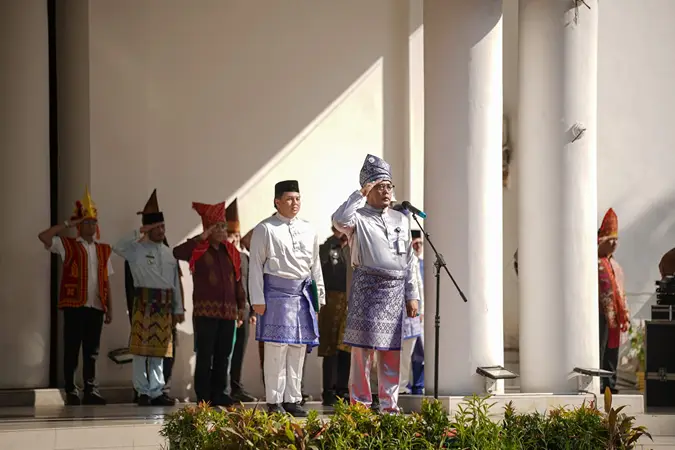 Foto: Plt Wali Kota Medan Aulia Rachman bertindak sebagai Irup peringatan Hari Sumpah Pemuda 2024 di halaman depan Balai Kota Medan, Senin (28/10/2024).(Istimewa)