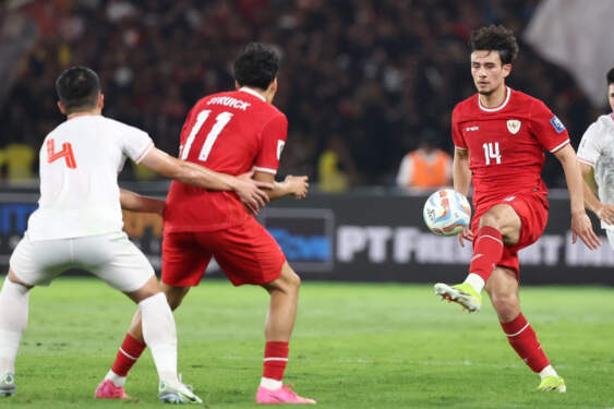 Foto: Pemain China bertarung memperebutkan bola dengan pemain Indonesia pada laga kualifikasi Asia Piala Dunia FIFA 2026 di Qingdao, Shandong, Selasa (15/10/2024).