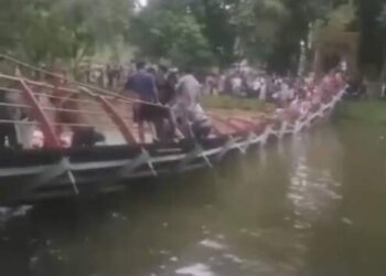 Jembatan Taman Cadika Medan Ambruk, Puluhan Pengunjung Jatuh ke Danau