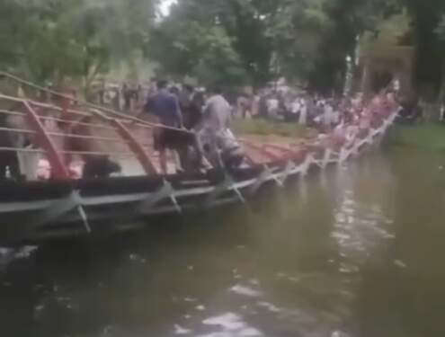 Foto: Jembatan taman cadika di Jalan Medan Johor, Kota Medan, Sumatera Utara ambruk.