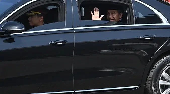 Presiden Joko Widodo saat berangkat menghadiri pelantikan presiden dan wakil presiden periode 2024-2029 di Kompleks Parlemen, Senayan, Jakarta, Minggu (20/10/2024). (Antara/Hafidz Mubarak A)