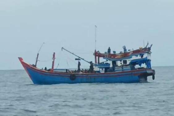 Foto: Kapal motor membawa etnis Rohingya di Perairan Aceh Selatan, Jumat (18/10/2024).