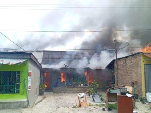 Foto: Kebakaran melanda sejumlah rumah di Jalan Sejahtera Siantar, Selasa (22/10/2024).