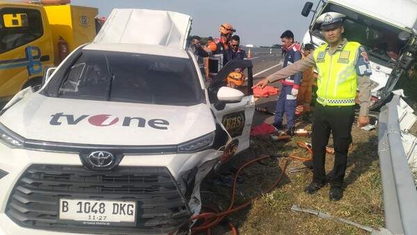Foto: Rombongan kru TV One mengalami kecelakaan di Tol Pemalang, Jawa Tengah, menewaskan tiga penumpang.